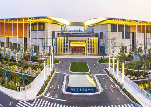 두 개의 날개를 가진 파빌리온의 형태는 Nantong 국제 컨벤션 및 전시 Ce의 기능과 공간을 조직합니다.