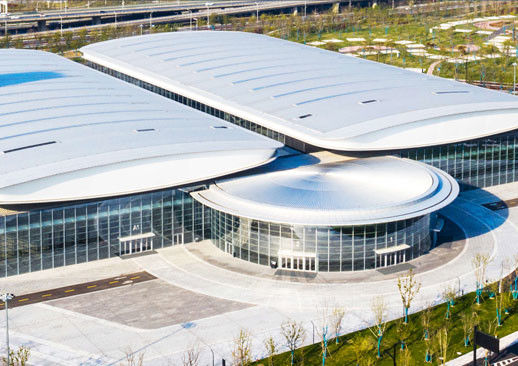 두 개의 날개를 가진 파빌리온의 형태는 Nantong 국제 컨벤션 및 전시 Ce의 기능과 공간을 조직합니다.